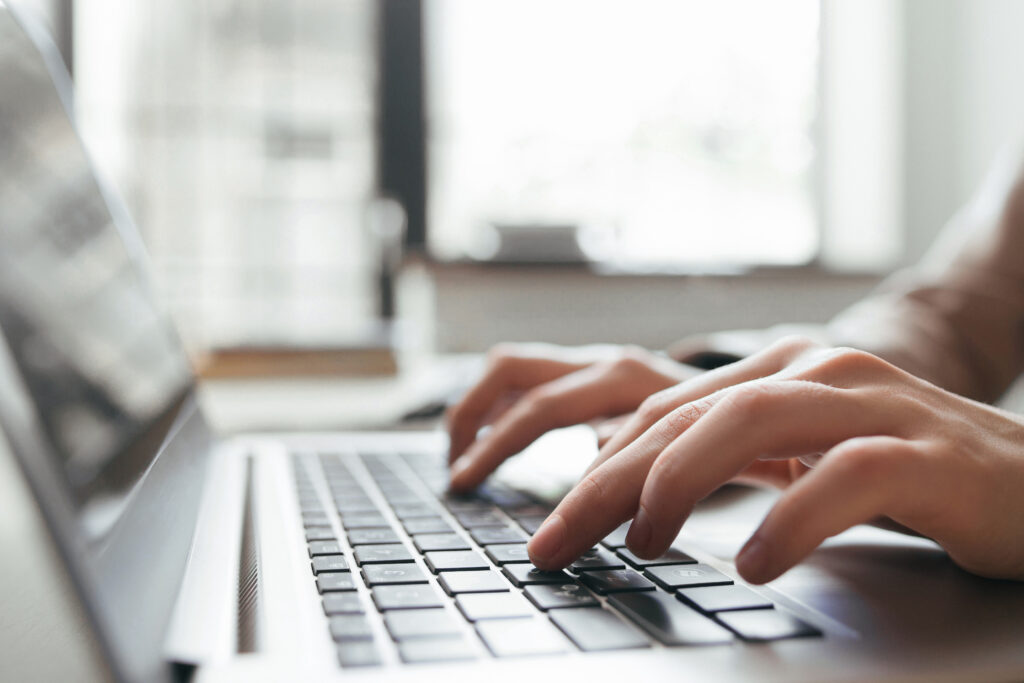 Professionnel rédigeant le contenus d'annonces publicitaires sur les réseaux sociaux