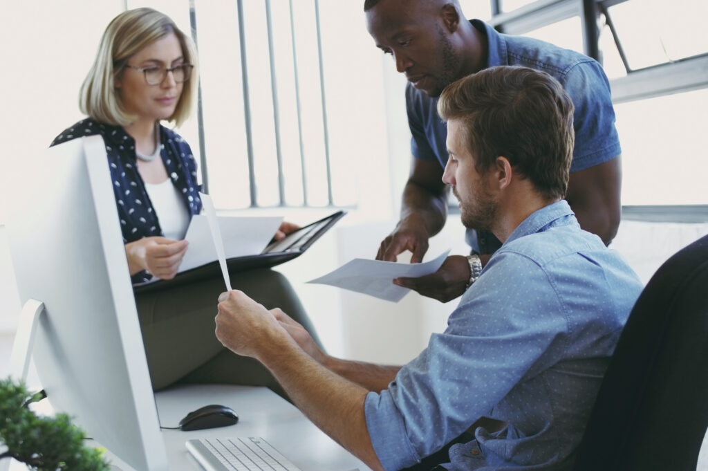 Equipe de travail au bureau définissant leurs objectifs social ads