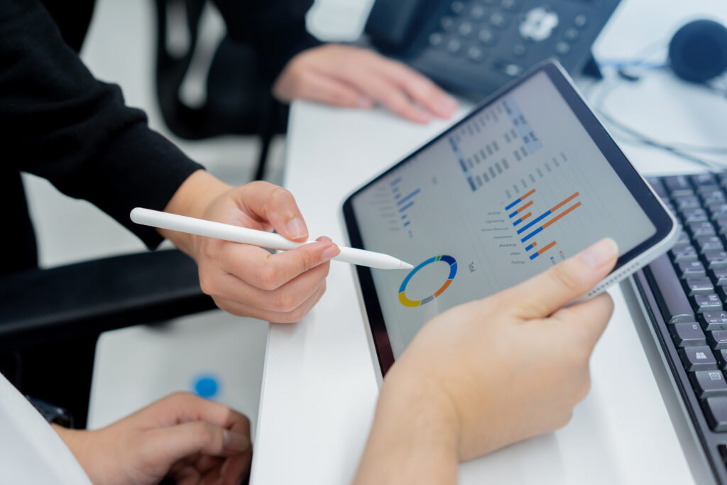 Deux professionnels choisissant les KPI les plus pertinents pour piloter leurs social ads