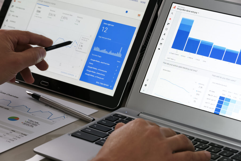 Homme au bureau comparant des données Google Analytics pour optimiser ses campagnes