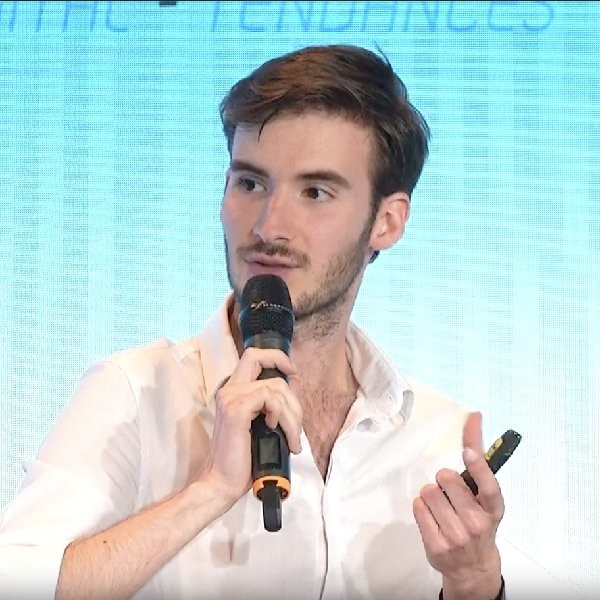 Swann Guillet discutant en conférence