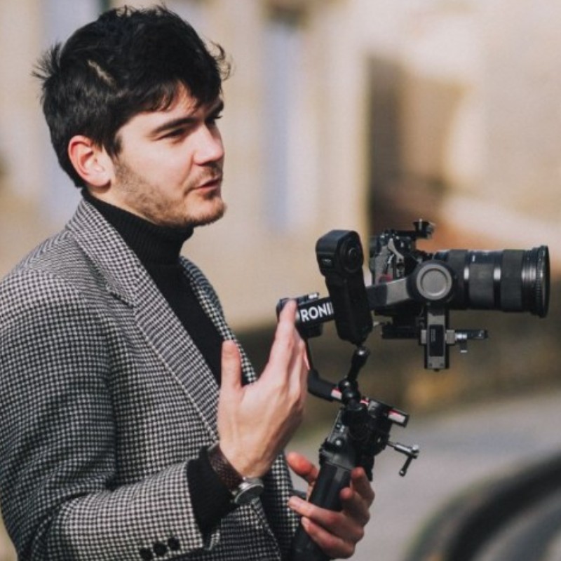 Pierre Bonnet discutant avec son appareil photo à la main